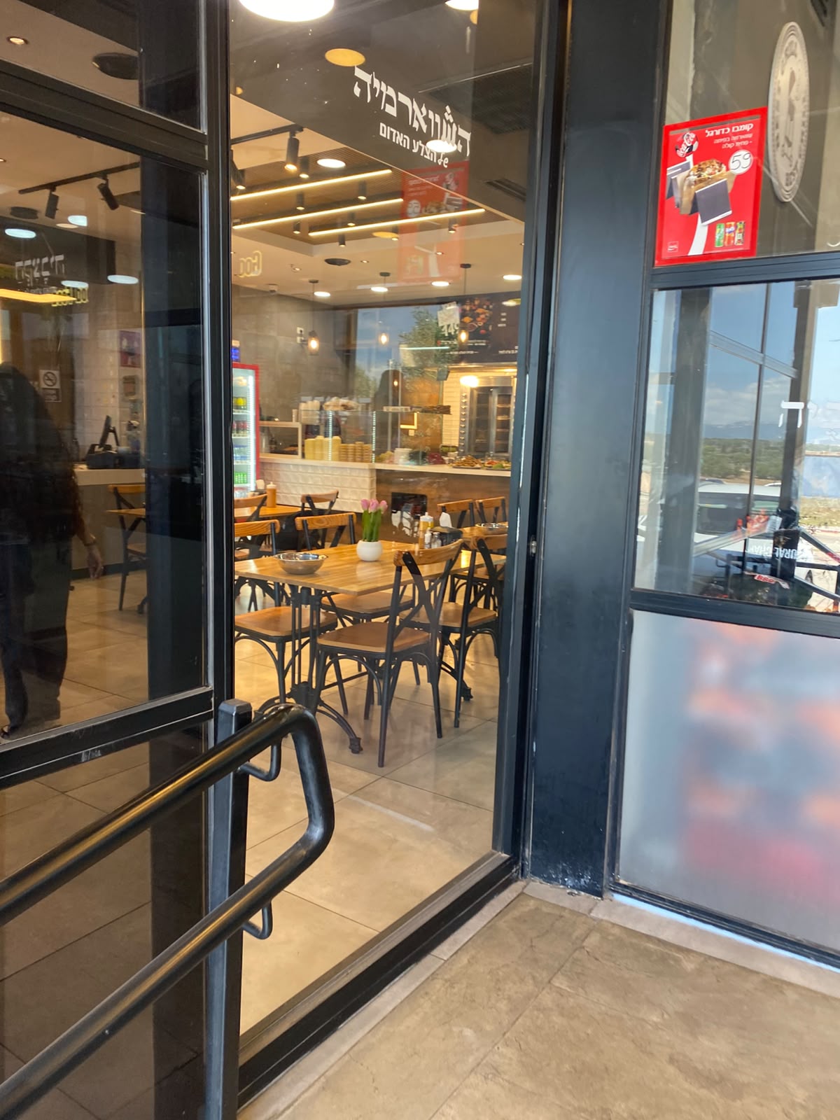 הכניסה למסעדה